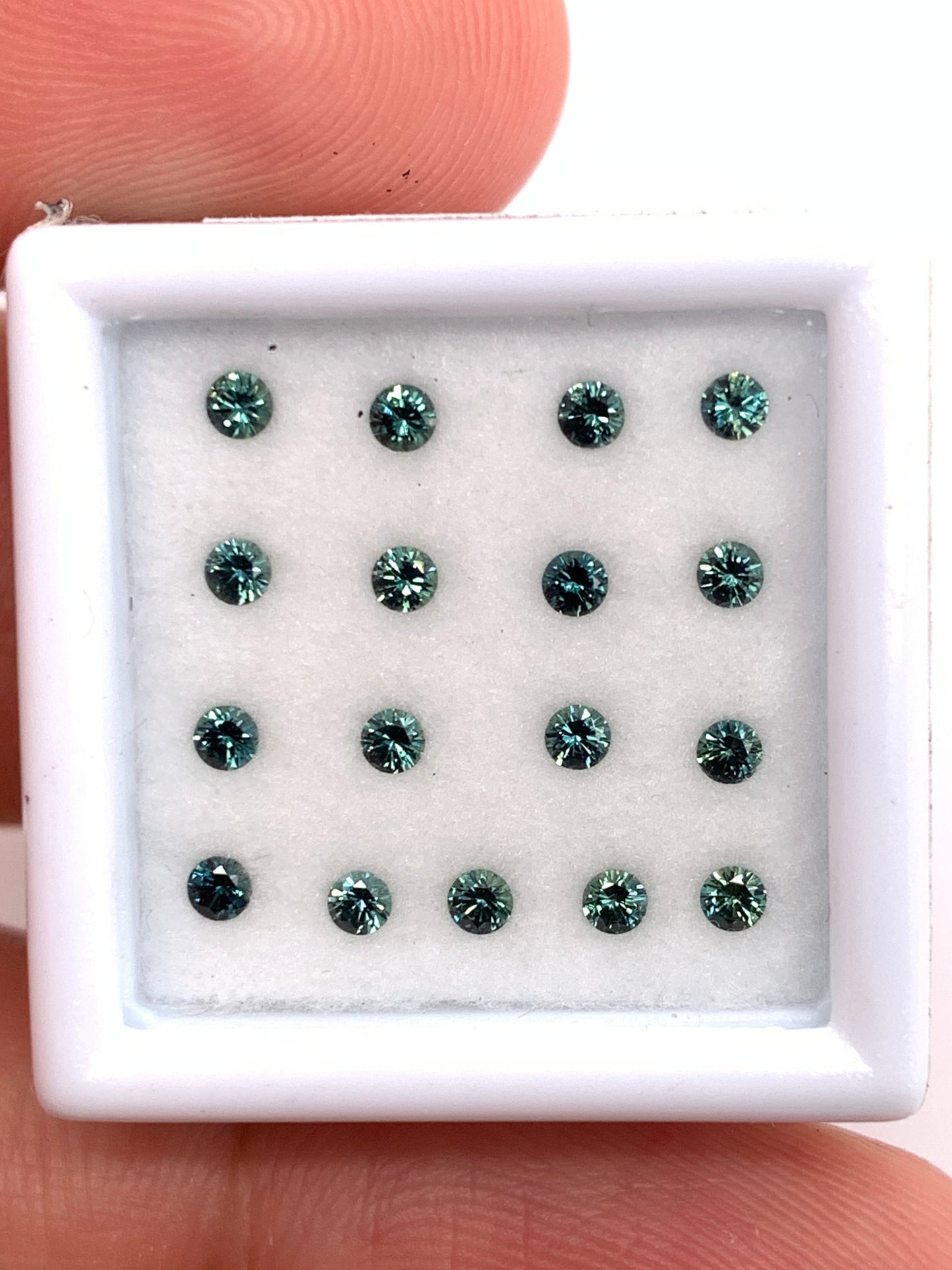 Green Sapphire — 17pcs Round Brilliant Cut | 0.60ct total | 2.00mm | Vietnam | Heated