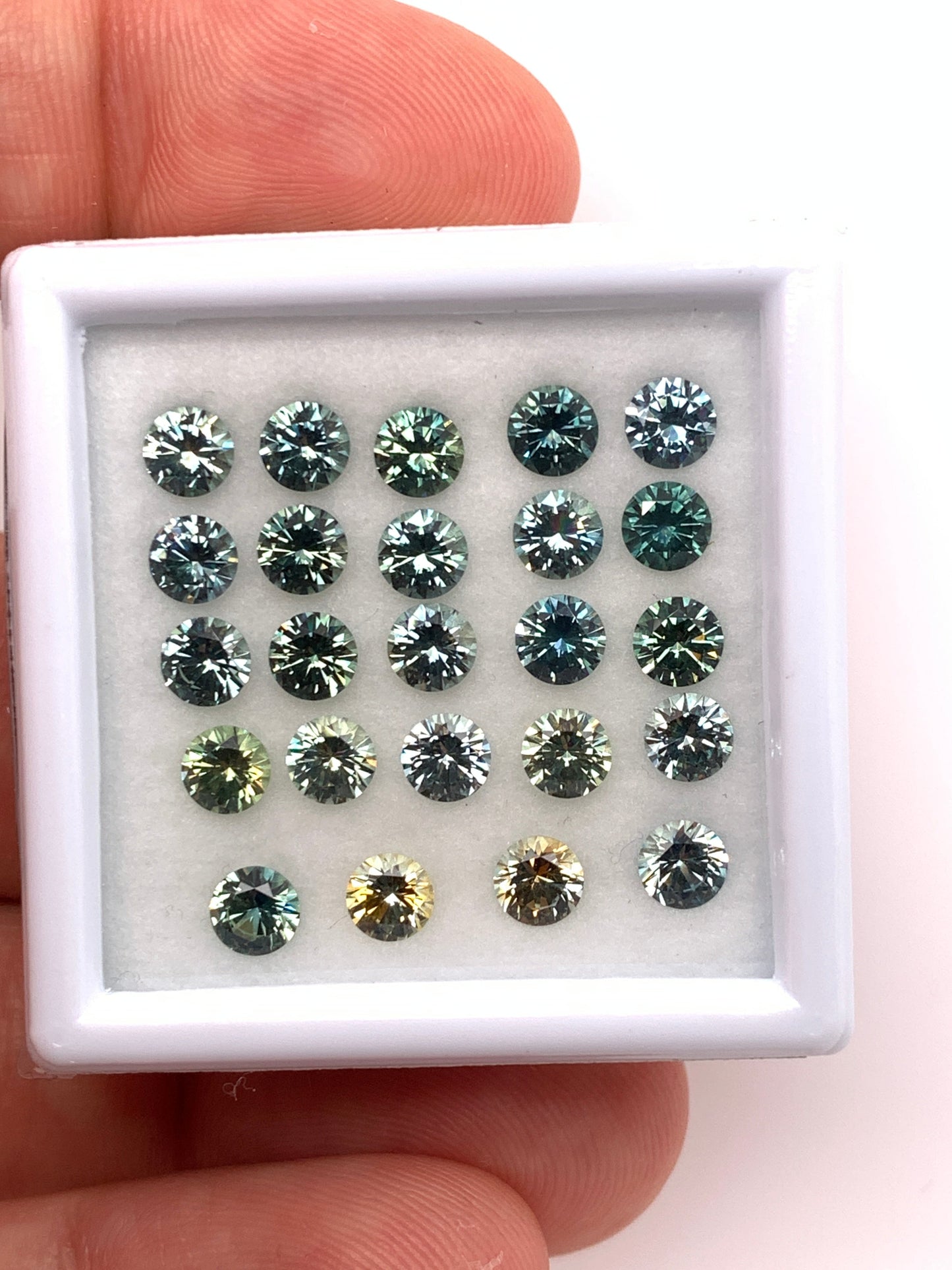 Montana Sapphire — 24pcs Round Brilliant Cut | 8.19ct total | 4.25mm | USA | Heated