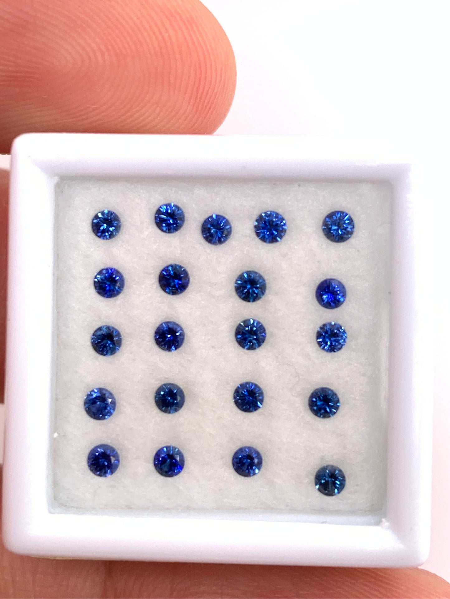 Blue Sapphire — 21pcs Round Brilliant Cut | 0.78ct total | 2.00mm | Sri Lanka | Heated