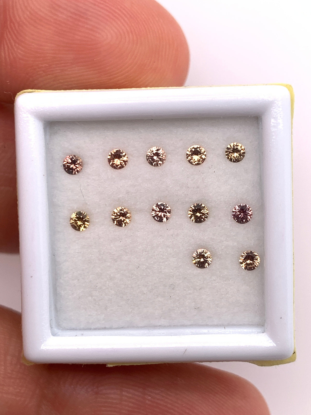 Brown Sapphire — 12pcs Round Brilliant Cut | 0.46ct total | 2.00mm | Madagascar | Unheated